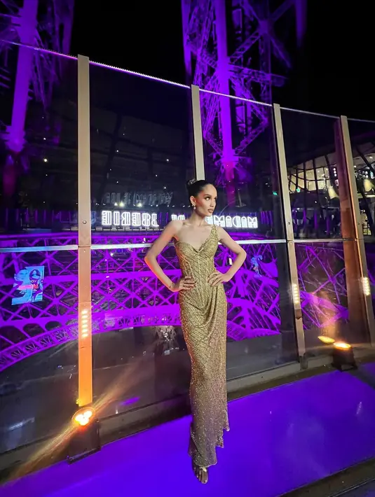 Di hari lainnya, Cinta Laura memilih mengenakan gaun rancangan Andika Pramudya dan Satria Soewiryo dengan label An'Soe. [Foto: Instagram/claurakiehl]