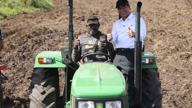 Menteri Pertanian Andi Amran Sulaiman saat melakukan tanam padi bersama petani di Desa Waninggap Kai, Distrik Semangga, Kabupaten Merauke, Sabtu (4/7/2026). (Foto: Liputan6.com/Lukman R)