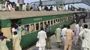 Warga Pakistan menaiki kereta api yang penuh sesak saat orang-orang melakukan perjalanan ke kampung halaman dan desa mereka untuk merayakan Idul Adha, atau "Hari Raya Kurban," di Lahore, Pakistan, Kamis (7/7/2022). Idul Adha, hari raya Islam terpenting, menandai kesediaan Nabi Ibrahim, Ibrahim untuk mengorbankan anaknya. (AFP/Arif Ali)