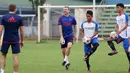 Legenda Manchester United, Denis Irwin melakukan pemanasan sebelum bertanding pada acara United Way Coaching Clinic You C 1000 di Stadion Soemantri Brojonegoro, Jakarta, Sabtu (7/5/2016). (Bola.com/Nicklas Hanoatubun)