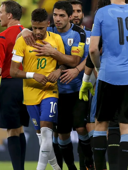 Penyerang Brasil, Neymar (kiri) saat berseteru dengan gelandang Uruguay, Fucile saat pertandingan kualifikasi Piala Dunia di stadion Arena Pernambuco, Brasil, (25/3). (REUTERS / Paulo Whitaker)