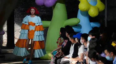 Seorang model berjalan saat pertunjukan Dieyingchongchong karya desainer Dong Yaer pada acara China Fashion Week di Beijing, China, 7 September 2022. (AP Photo/Ng Han Guan)