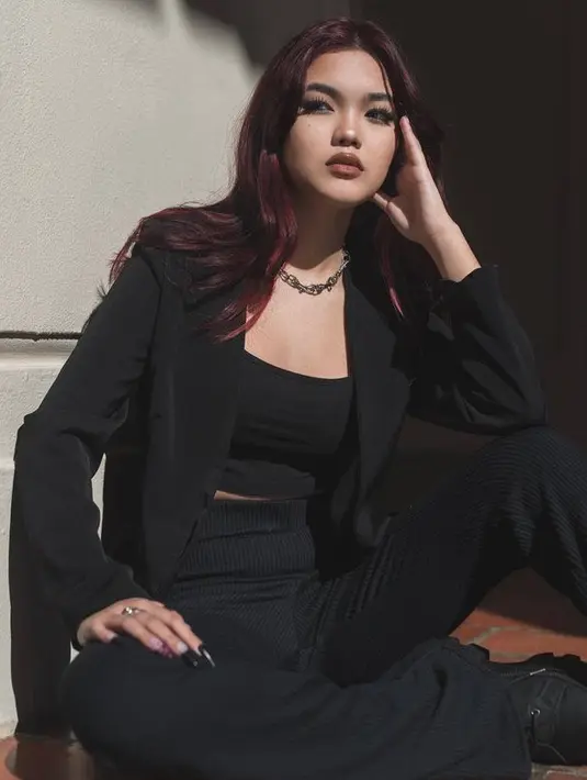 Buat yang belum tahu, kenalin nih anak pertama Liza Natalia yang bernama Queennara Latiza Brillians Hasnoputro (instagram.com/queennara_h)