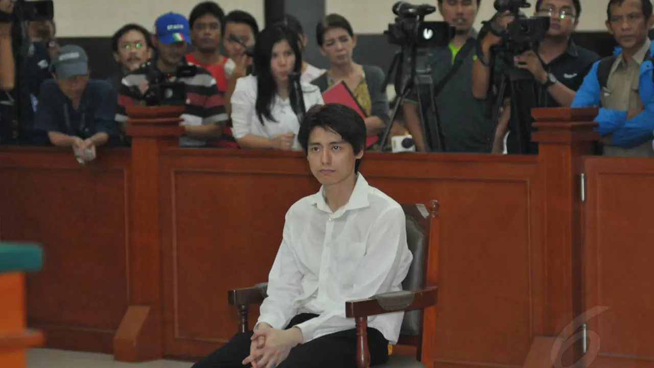 Didakwa 12 Tahun, Roger Danuarta Hanya Bisa Tertunduk