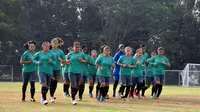 Timnas Indonesia putri saat latihan jelang penyisihan Grup A Asian Games 2018. (Bola.com/Riskha Prasetya)