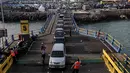 Nampak begitu panjang antrean kendaraan roda empat di area parkir Dermaga V yang mengekor hingga keluar loket pembelian tiket, Banten, Kamis, (25/7/14), (Liputan6.com/ Johan Tallo)