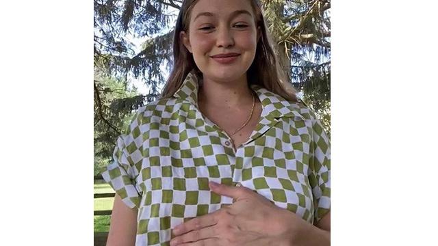 6 Potret Gigi Hadid Pamer Baby Bump saat Live Instagram, Curi Perhatian