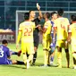 Pemain Sriwijaya FC, Patrich Wanggai mendapat kartu kuning saat laga melawan Arema Cronus di Piala Presiden 2015, Malang, Sabtu (3/10/2015). Pertandingan berakhir imbang dengan skor 1-1. (Liputan6.com/Yoppy Renato)