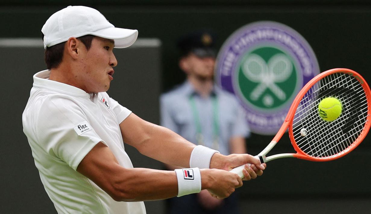 Di set kedua, Kwon Soon-woo berhasil mendapatkan tempo permainan. Kali ini, ia berhasil menumbangkan sang juara bertahan dengan skor 6-3. (AFP/Adrian Dennis)