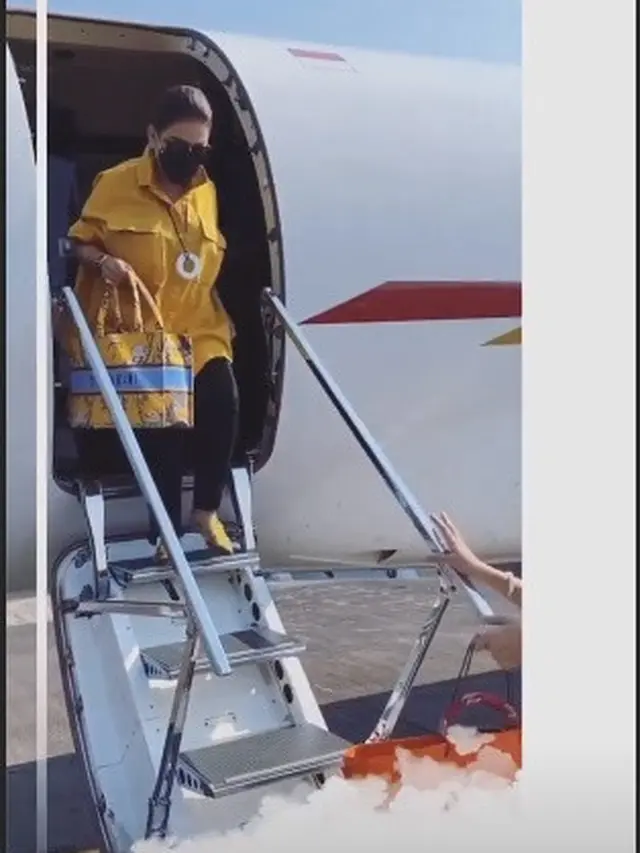 7 Momen Liburan Syahrini dan Reino Barack di Bromo, Sarapan di Padang Savana