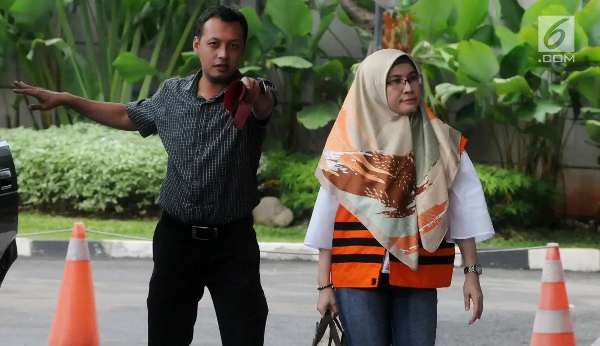 Hakim Pengadilan Negeri Tangerang Wahyu Widya Nurfitri saat tiba di gedung KPK, Jakarta, Selasa (24/4). Widya dijerat KPK sebagai tersangka karena menerima suap Rp 30 juta terkait perkara gugatan perdata wanprestasi. (Merdeka.com/Dwi Narwoko)