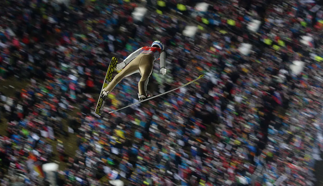 Atlet Norwegia, Kenneth Gangnes, saat beraksi di nomor Four Hills Piala Dunia Ski Jumping 2016 di Bischofshofen, Austria, (6/1/2016). (AFP/Michal Cizek)