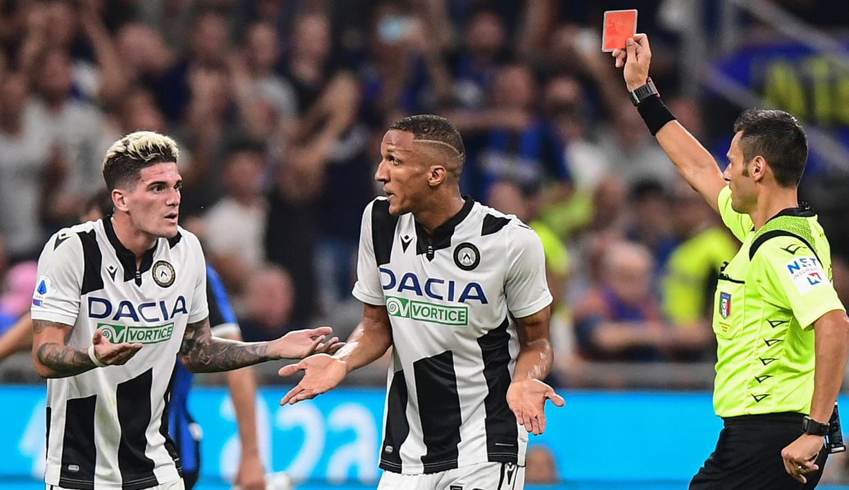 Wasit memberikan kartu merah kepada striker Udinese, Rodrigo De Paulo, saat melawan Inter Milan pada laga Serie A 2019/20 di Stadion San Siro, Milan, Sabtu (14/9). Inter menang 1-0 atas Udinese. (AFP/Miguel Medina)