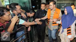 Bupati Empat Lawang, Budi Antoni Aljufri dan istrinya, menyalami kerabat usai menjalani pemeriksaan di KPK, Jakarta, Rabu (22/7/2015). (Liputan6.com/Helmi Afandi)