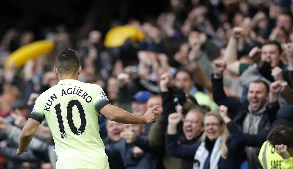 Pemain Manchester City, Sergio Aguero, merayakan gol saat timnya mengalahkan Chelsea pada lanjutan Liga Inggris di Stadion Stamford Bridge, London, Sabtu (16/4/2016). (AFP/Adrian Dennis) 