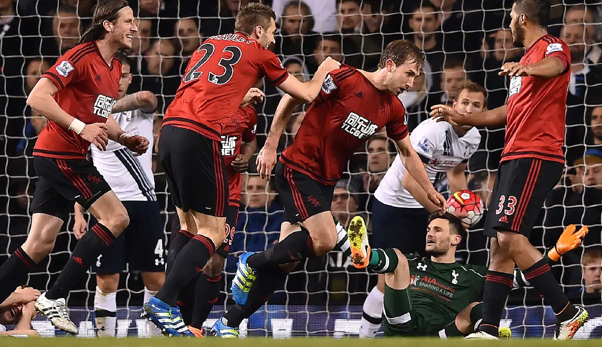 Pemain West Bromwich Albion, Craig Dawson (tengah) merayakan golnnya ke gawang Tottenham Hotspur pada lanjutan Liga Inggris di Stadion White Hart Lane, London, Selasa (26/4/2016) dini hari WIB. (AFP/Ben Stansall)