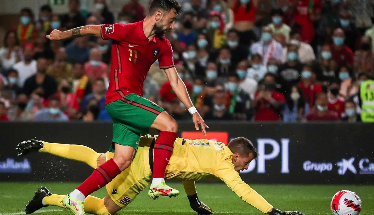 Bermain di Estadio Algarve, Timnas Portugal langsung tampil trengginas sejak bola digulirkan. Sementara itu, Luksemburg lebih banyak bertahan. (AFP/Carlos Costa)