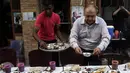 Di Kairo, (29/6/2014), beberapa pria terlihat menjadi relawan yang menyiapkan dan mendistribusikan makanan untuk berbuka puasa. (REUTERS/Asmaa Waguih) 