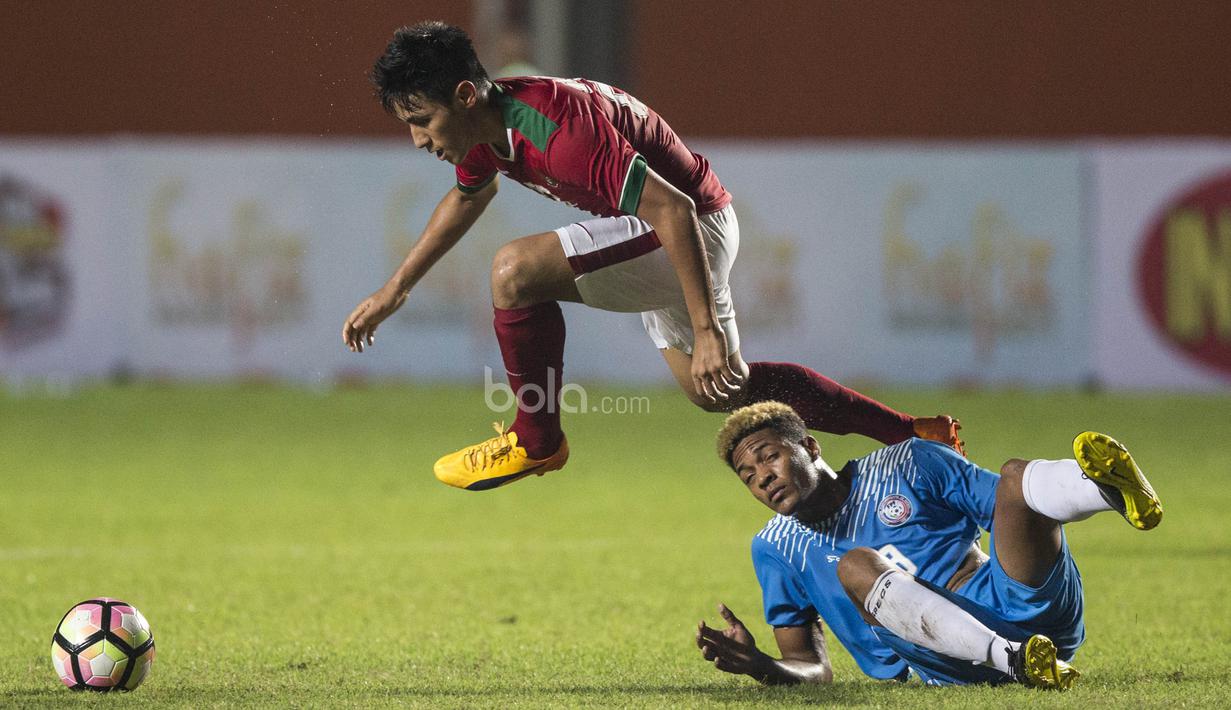 Gelandang Timnas Indonesia, Hanif Sjahbandi, melewati hadangan pemain Puerto Rico saat laga persahabatan di Stadion Maguwoharjo, Sleman, Selasa (13/6/2017). Kedua negara bermain imbang 0-0.(Bola.com/Vitalis Yogi Trisna)