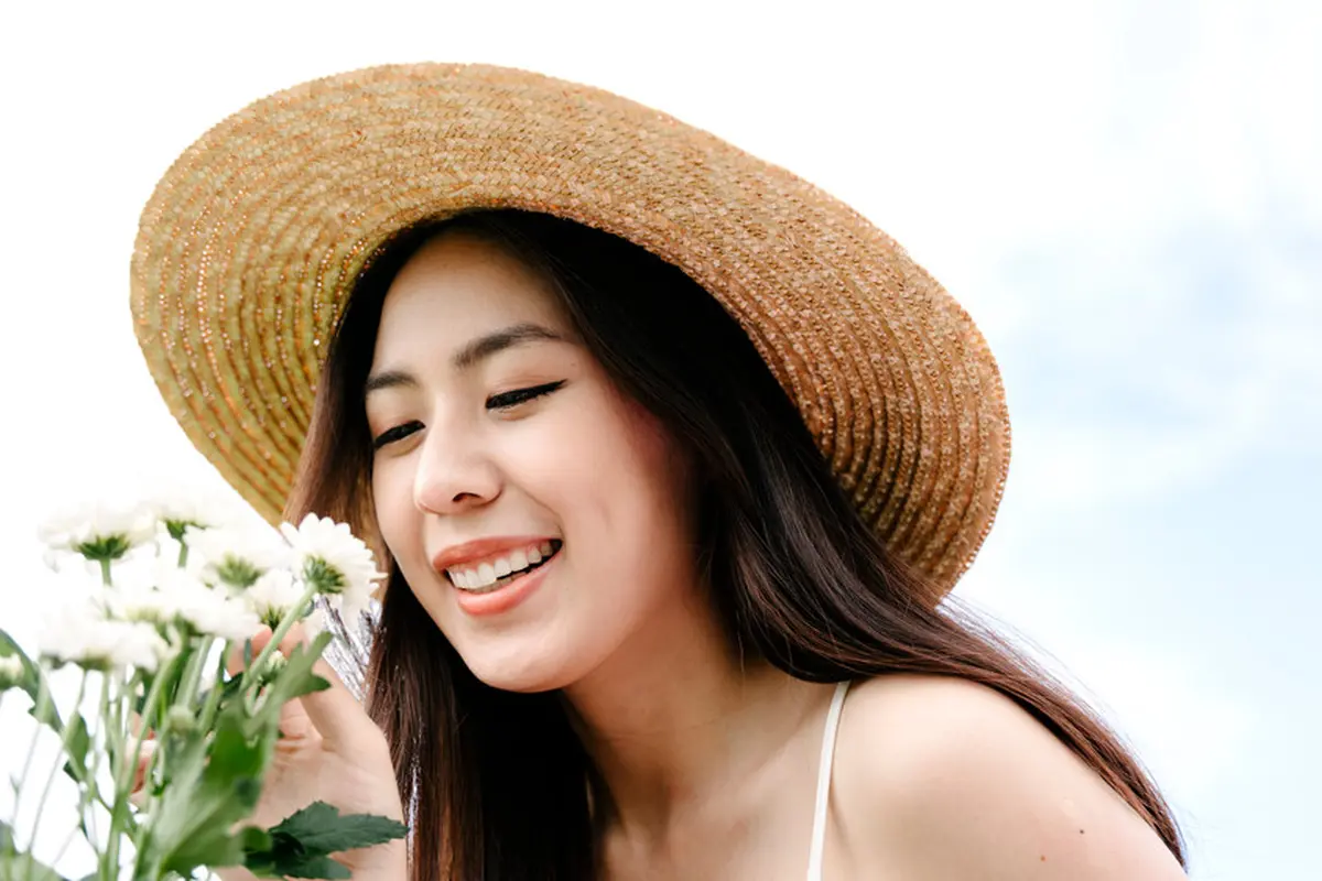 perempuan mencium bunga