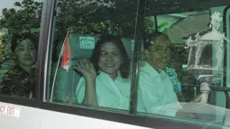 Menggunakan minibus, Jokowi dan Istrinya, Iriana, duduk di kursi belakang sopir di sisi sebelah kanan menuju Istana Negara, Jakarta, (22/10/14). (Liputan6.com/Herman Zakharia)