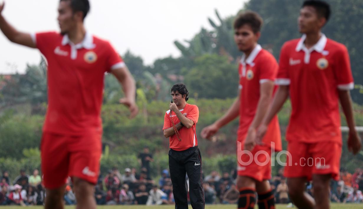 Sesi latihan Persija Jakarta idipimpin langsung oleh sang pelatih, Stefano Cugurra Teco di Lapangan POR Sawangan, Sabtu (21/1/2017). (Bola.com/Nicklas Hanoatubun)