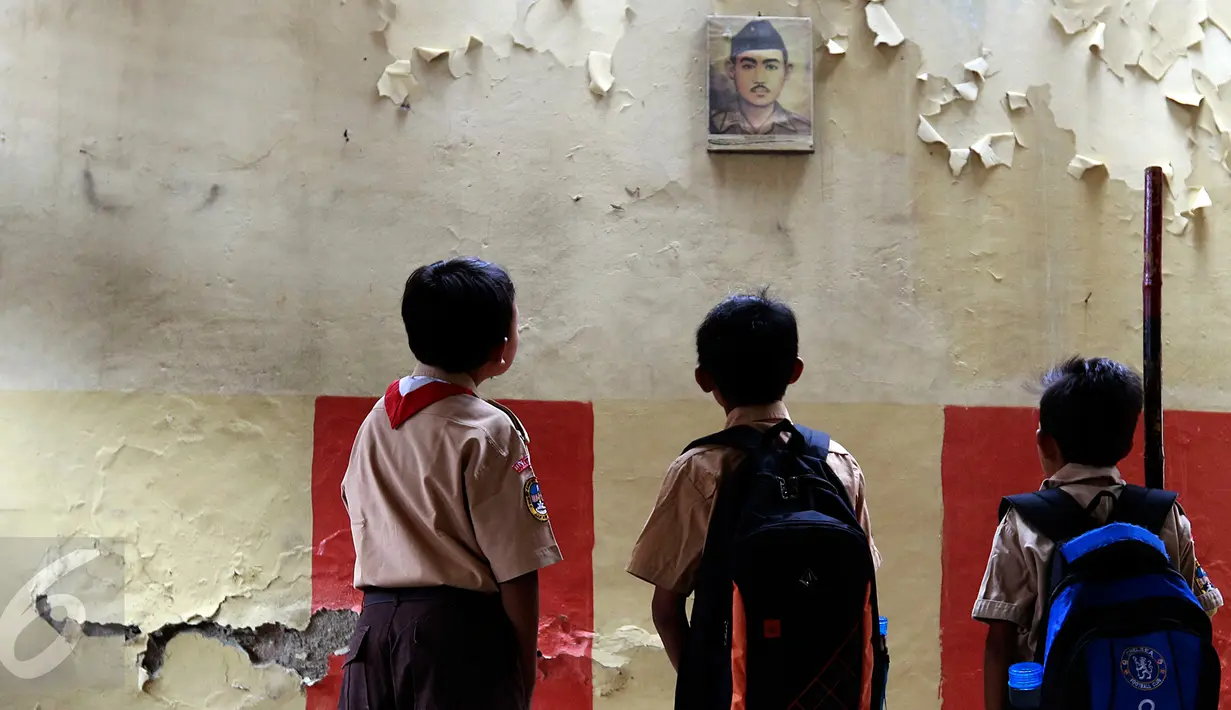 Siswa SDN 12 Kramat Jati, Jakarta, melihat gambar pahlawan yang terpasang di ruang kelas mereka, Rabu (21/10). Sudin Pendidikan Jakarta Timur mengaku tak memiliki anggaran hingga sekolah itu terbengkalai hampir dua tahun. (Liputan6.com/Yoppy Renato)