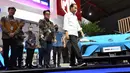 Presiden Joko Widodo atau Jokowi (kanan) mengunjungi pameran Indonesia International Motor Show (IIMS) di JIExpo, Kemayoran, Jakarta, Kamis (16/2/2023). Dari sekian merek yang berpartisipasi, beberapa di antaranya memanfaatkan IIMS 2023 dengan meluncurkan produk baru. (ADEK BERRY/AFP)
