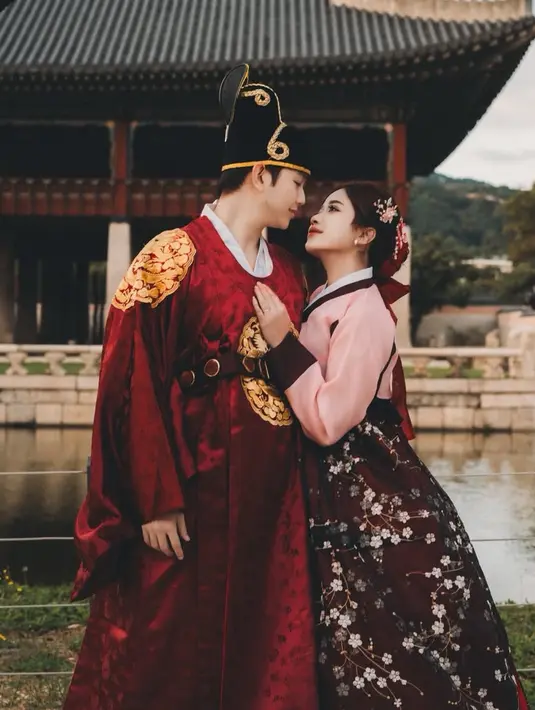 Brisia Jodie dan Jonathan Alden melakukan foto romantis dengan mengenakan baju tradisional Korea Selatan. Tampak keduanya sedang berada di negara asal K-pop tersebut. [@brisiajodie96]