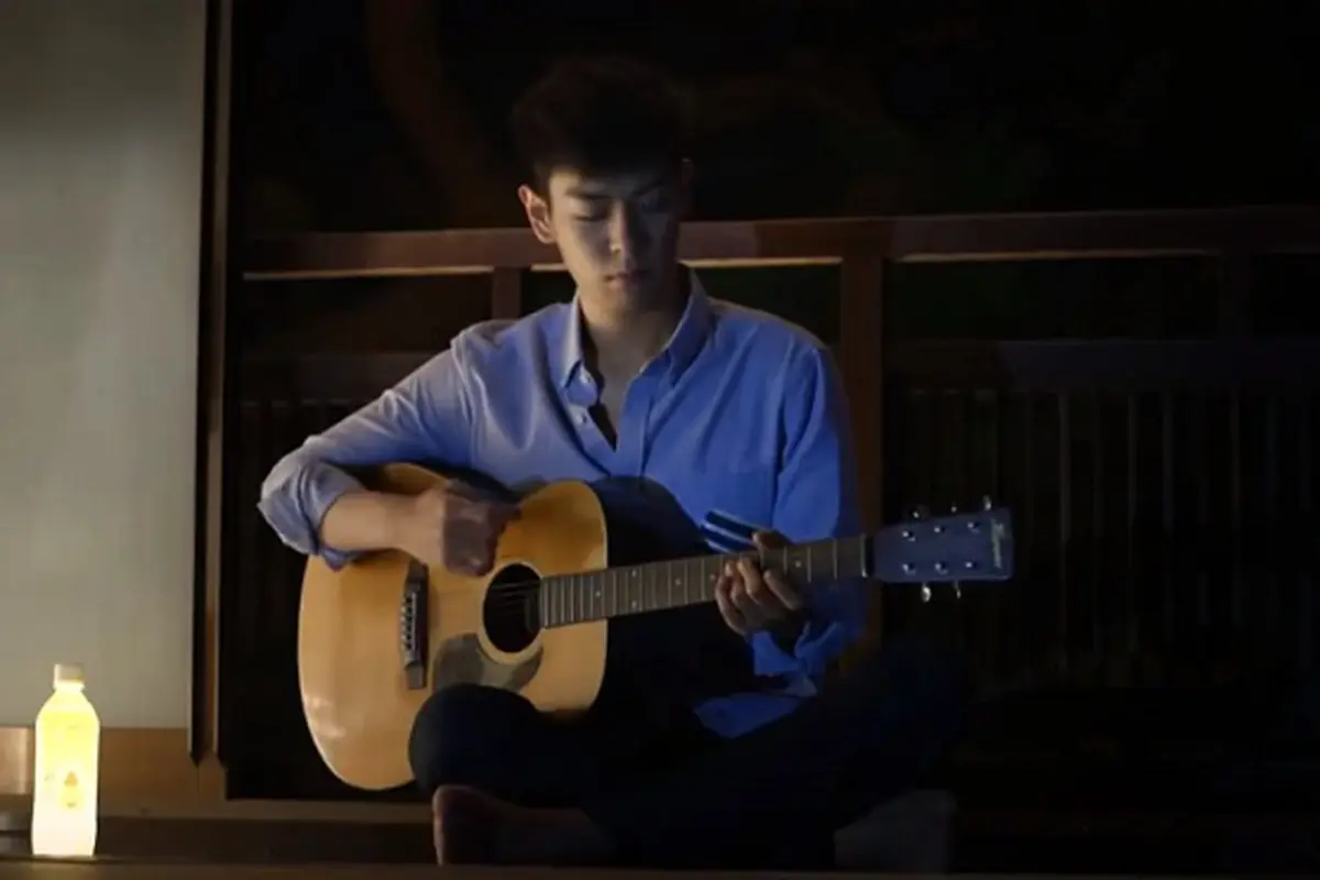 Demi Pacar, T.O.P BigBang Nyanyi Lagu Sambil Main Gitar