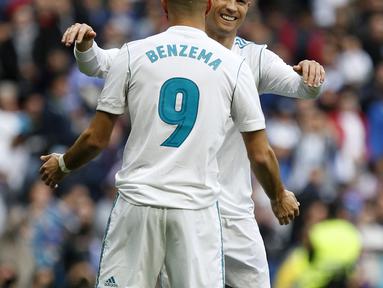 Pemain Real Madrid, Karim Benzema dan Cristiano Ronaldo merayakan gol saat melawan Malaga pada lanjutan La Liga Santander di Santiago Bernabeu stadium, Madrid, (25/11/2017). Madrid menang 3-2. (AP/Francisco Seco)