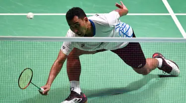 Pebulu tangkis putra Indonesia, Tommy Sugiarto berusaha mengembalikan kok ke tunggal putra India, Sai Praneeth Bhamidipati pada babak perempat final Jepang Terbuka 2019 di Tokyo, Jumat (26/7/2019). Tommy Sugiarto gagal melaju ke semifinal setelah kalah 12-21 dan 15-21. (Toshifumi KITAMURA/AFP)