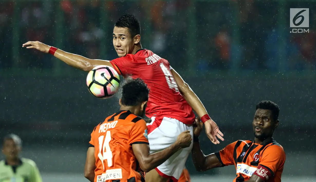 Bek Persija, Ryuji Utomo berebut bola atas dengan pemain Perserui dilanjutan Liga 1 Indonesia di Stadion Patriot Candrabhaga, Bekasi, Selasa (13/6). Persija menang telak 3-0 atas perserui. (Liputan6.com/Helmi Fithriansyah)