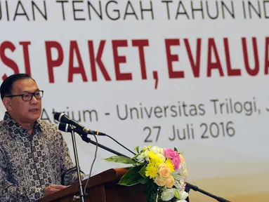 Gubernur Bank Indonesia, Agus Martowardojo saat menjadi pembicara kunci pada seminar nasional kajian tengah tahun Indef 2016 di Kampus Trilogi, Jakarta, Rabu (27/7). Seminar membahas Evaluasi Paket, Evaluasi Ekonomi. (Liputan6.com/Helmi Fithriansyah)
