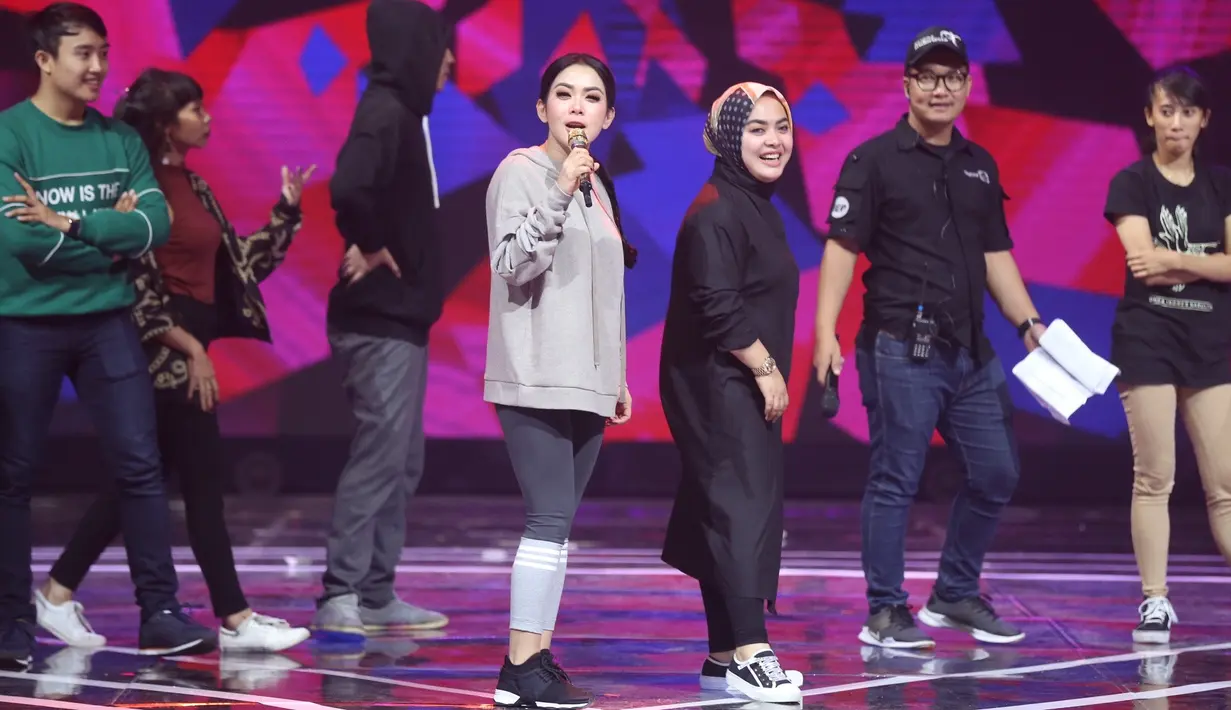 Ajang penghargaan bagi para musisi, SCTV Musik Awards 2018 kembali di gelar.  Berbagai persiapan dilakukan oleh para musisi yang akan tampil sebagai penghibur. (Nurwahyunan/Bintang.com)