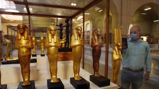 Seorang pria mengunjungi Museum Mesir di Kairo, Mesir (1/7/2020). Mesir pada Rabu (1/7) membuka kembali Museum Mesir, Piramida Giza, dan Kuil Luxor untuk kali pertama sejak ditutup akibat COVID-19 pada Maret lalu. (Xinhua/Ahmed Gomaa)