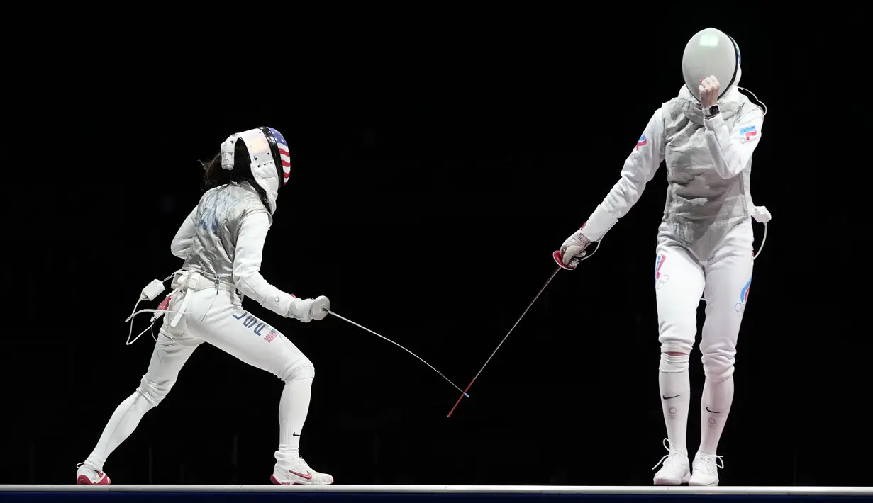 Atlet anggar Rusia Inna Deriglazova (kanan) dan atlet anggar Amerika Serikat Lee Kiefer bersaing dalam final anggar individu putri Olimpiade Tokyo 2020 di Chiba, Jepang, 25 Juli 2021. Lee Kiefer keluar sebagai juara. (AP Photo/Hassan Ammar)