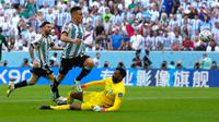 Pemain Argentina Lautaro Martinez mencetak gol yang dianulir saat melawan Arab Saudi pada pertandingan sepak bola Grup C Piala Dunia 2022 di Stadion Lusail, Lusail, Qatar, Selasa (22/11/2022). Arab Saudi mengalahkan Argentina dengan skor 2-1. (AP Photo/Ricardo Mazalan)