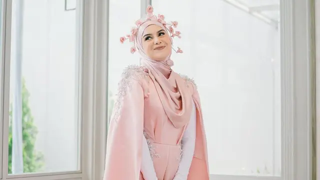 Penampilan Irish Bella saat Launching Brand Skincare Barunya, Serba Pink