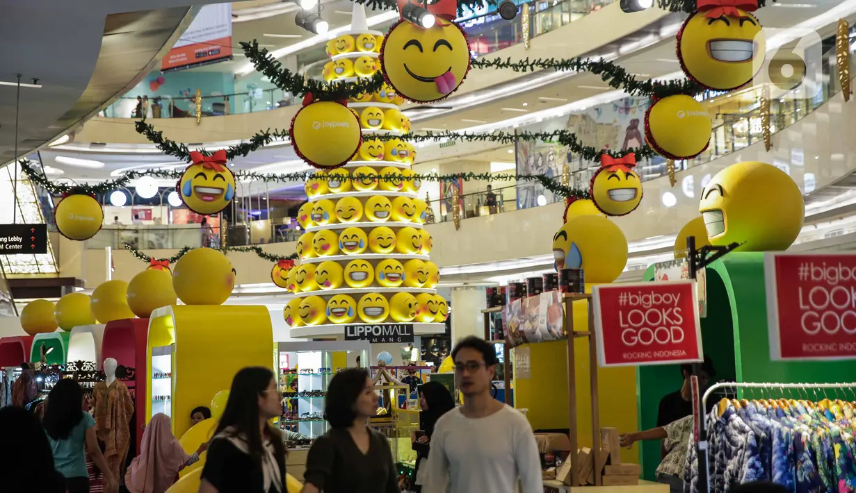 Pengunjung berjalan dekat dekorasi Natal yang menghiasi mal di daerah Kemang, Jakarta, Senin (16/12/2019). Selain untuk memikat pengunjung, dekorasi Natal dibuat untuk menghadirkan suasana meriah. (Liputan6.com/Faizal Fanani)