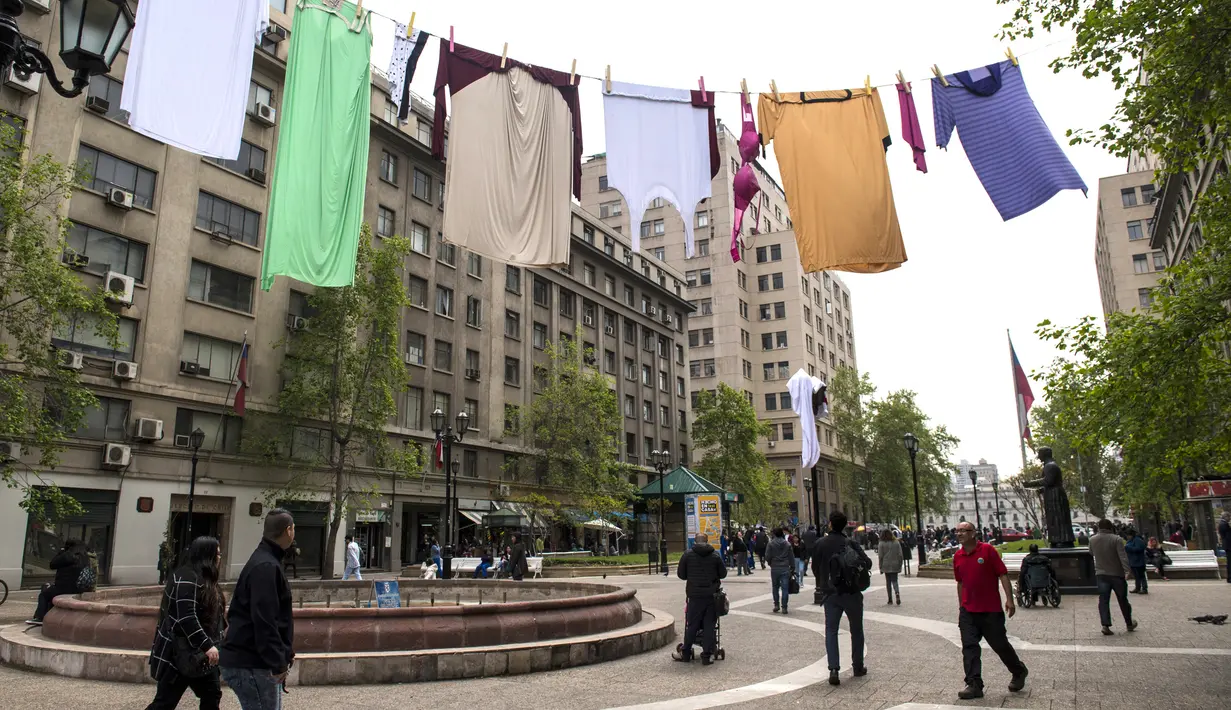 Seni instalasi seperti jemuran pakaian raksasa menjadi perhatian para pengunjung di Paseo Bulnes, Santiago (2/10). Instalasi yang mirip jemuran ini dipajang 50 meter melintang di kawasan Paseo Bulnes. (AFP Photo/Martin Bernetti)