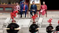 Presiden Jokowi bersama Presiden Korea Selatan Moon Jae-in didampingi Ibu Negara Iriana Joko Widodo dan Ibu Negara Kim Jung-sook disuguhi kesenian korea saat upacara penyambutan di istana Changdeokgung, Seoul, Senin (10/9). (Jeon Heon-kyun/Pool via AP)