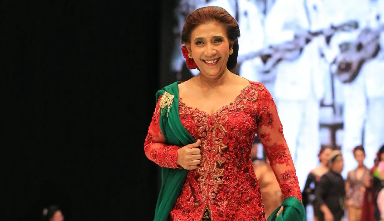 Menteri Kelautan dan Perikanan, Susi Pudjiastuti menjadi salah satu penampil khusus dalam Indonesia Fashion Week (IFW) 2018. Susi menjadi salah satu yang mengenakan busana rancangan karya Anne Avantie. (Adrian Putra/Bintang.com)