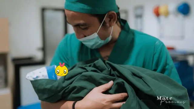 7 Potret Komo Ricky Momong Anak Pertama, Curi Perhatian