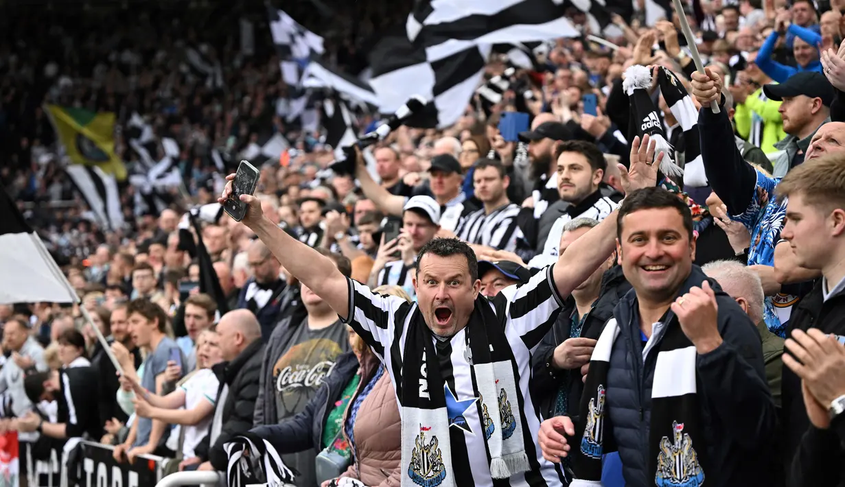 Kini Newcastle cuma butuh tiga poin dari dua laga terakhir untuk memastikan tiket Liga Champions. (AFP/Oli Scarff)