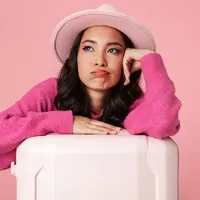 Utang demi traveling./Copyright shutterstock.com/g/DeanDrobot