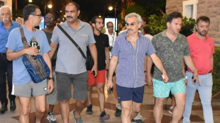 Pangeran Al-Waleed bin Talal (ketiga dari kanan) saat berlibur ke Bodrum, Turki. (Anadolu)