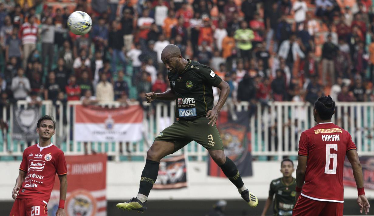 Striker PS Tira Persikabo, Loris Arnaud, menyundul bola saat menghadapi Persija Jakarta pada laga Shopee Liga 1 di Stadion Pakansari, Bogor, Selasa (16/7). Tira menang 5-3 atas Persija. (Bola.com/Yoppy Renato)