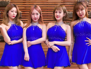 Girlband Korea Selatan (Korsel), Six Bomb menjalani sesi pemotretan di Seoul, 16 Maret 2017. Demi mendapatkan penampilan maksimal untuk mendukung karya baru mereka, Six Bomb menjalani operasi plastik senilai lebih dari Rp 1 miliar. (YELIM LEE/AFP)