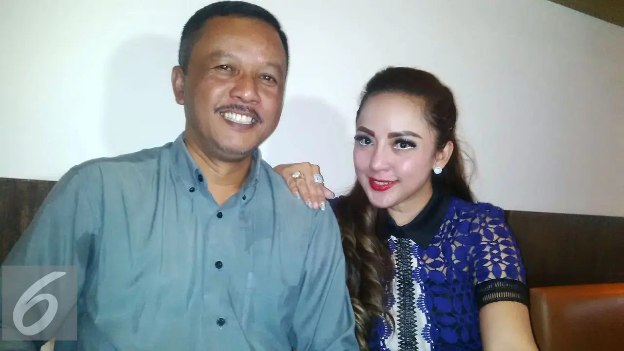 Regina bersama ayah, Sentot Endro.